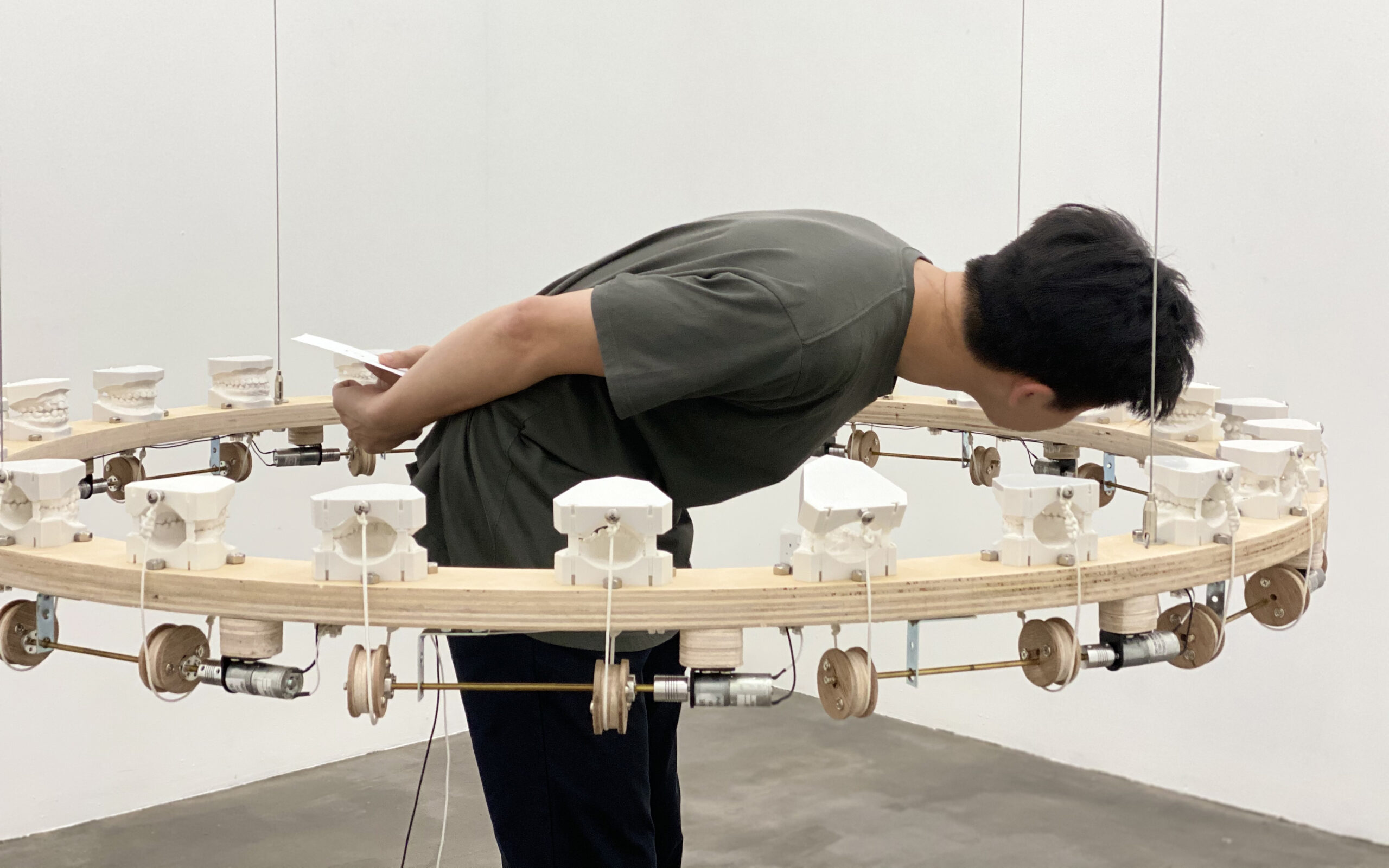 Using discarded dental casts (accurate, three-dimensional replicas of patients’ teeth), Sai animates informal and inconsequential conversation that enquires the ongoing social struggle of speaking, creating the tension of hearing as well as of being heard. Chitter-Chatter 01_with audience
